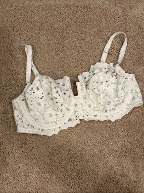 Vintage Oscar de la Renta White Lace Underwire Bra